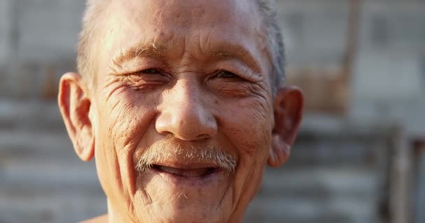 白い髪のアジアの高齢者のスローモーションシーン暑い天気のために服を着ていない 貧しい状態 70歳以上の幸せな夜には日没の光の中で笑っている — ストック動画