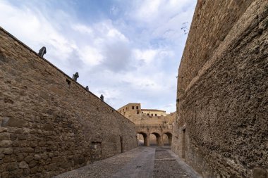 Yaşlı Melilla, geçen yüzyıllarda bölge sakinleri için bir sığınak olarak hizmet veren duvarlarla çevrili bir şehirdir..