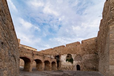 Yaşlı Melilla, geçen yüzyıllarda bölge sakinleri için bir sığınak olarak hizmet veren duvarlarla çevrili bir şehirdir..