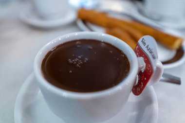 İspanya 'da kahvaltıda churro ile çikolata yemek çok tipik..