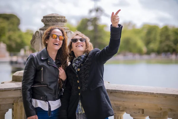 Dos Mujeres Haciendo Turismo Sonriendo Mirando Algunas Cosas Que Las —  Fotos de Stock