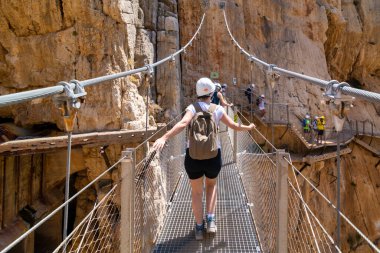 07-19-2020 Ardales, Malaga, İspanya: İspanya 'nın Malaga ilinin Ardales ilçesinde bulunan ünlü ve iyi bilinen Royal Trail (El Caminito del Rey) yolu. Gaitanes Vadisi olarak da bilinir..