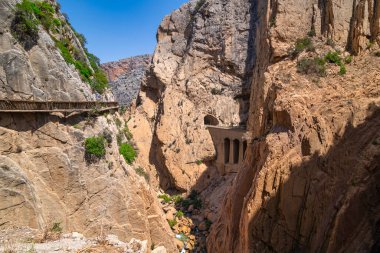07-19-2020 Ardales, Malaga, İspanya: İspanya 'nın Malaga ilinin Ardales ilçesinde bulunan ünlü ve iyi bilinen Royal Trail (El Caminito del Rey) yolu. Gaitanes Vadisi olarak da bilinir..