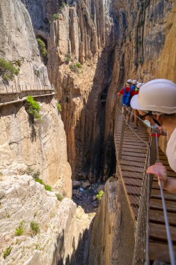 07-19-2020 Ardales, Malaga, İspanya: İspanya 'nın Malaga ilinin Ardales ilçesinde bulunan ünlü ve iyi bilinen Royal Trail (El Caminito del Rey) yolu. Gaitanes Vadisi olarak da bilinir..
