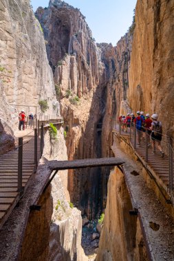 07-19-2020 Ardales, Malaga, İspanya: İspanya 'nın Malaga ilinin Ardales ilçesinde bulunan ünlü ve iyi bilinen Royal Trail (El Caminito del Rey) yolu. Gaitanes Vadisi olarak da bilinir..