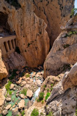 07-19-2020 Ardales, Malaga, İspanya: İspanya 'nın Malaga ilinin Ardales ilçesinde bulunan ünlü ve iyi bilinen Royal Trail (El Caminito del Rey) yolu. Gaitanes Vadisi olarak da bilinir..