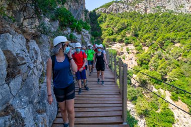 07-19-2020 Ardales, Malaga, İspanya: İspanya 'nın Malaga ilinin Ardales ilçesinde bulunan ünlü ve iyi bilinen Royal Trail (El Caminito del Rey) yolu. Gaitanes Vadisi olarak da bilinir..