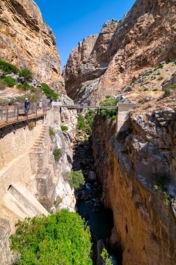 07-19-2020 Ardales, Malaga, İspanya: İspanya 'nın Malaga ilinin Ardales ilçesinde bulunan ünlü ve iyi bilinen Royal Trail (El Caminito del Rey) yolu. Gaitanes Vadisi olarak da bilinir..