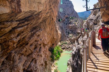 07-19-2020 Ardales, Malaga, İspanya: İspanya 'nın Malaga ilinin Ardales ilçesinde bulunan ünlü ve iyi bilinen Royal Trail (El Caminito del Rey) yolu. Gaitanes Vadisi olarak da bilinir..