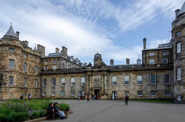 İskoçya 'nın Edinburgh kentindeki Holyroodhouse Sarayı, 15. yüzyıldan beri İskoçya kral ve kraliçelerinin başlıca ikametgahı olarak hizmet vermektedir..