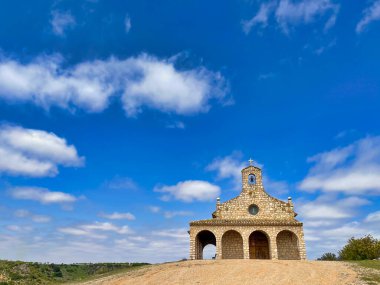 İspanya 'nın Cuenca eyaletindeki Tbar' da bulunan Santa Quiteria inzivasına doğru yürüyoruz. 40 yaşında yetişkin bir kadın, orada olmaktan mutlu..