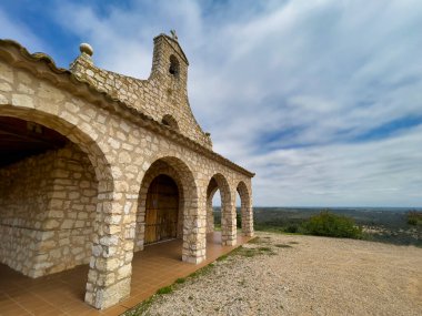 İspanya 'nın Cuenca eyaletindeki Tbar' da bulunan Santa Quiteria inzivasına doğru yürüyoruz. 40 yaşında yetişkin bir kadın, orada olmaktan mutlu..