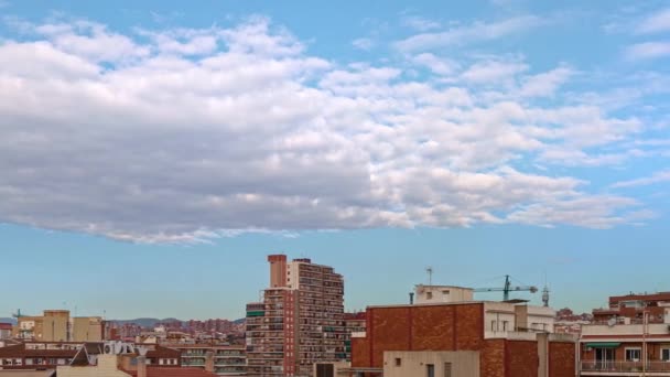 バダロナの夏の日に通過する屋根や雲のパノラマのタイムラプス。スペインバルセロナへの眺め. — ストック動画