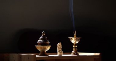 Yanan bir çubuktan çıkan mavi duman Buda tapınağında yavaşça yükselir.