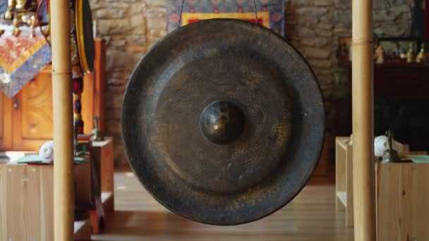 Male hand striking buddhist temple gong for worship - — Stock videók