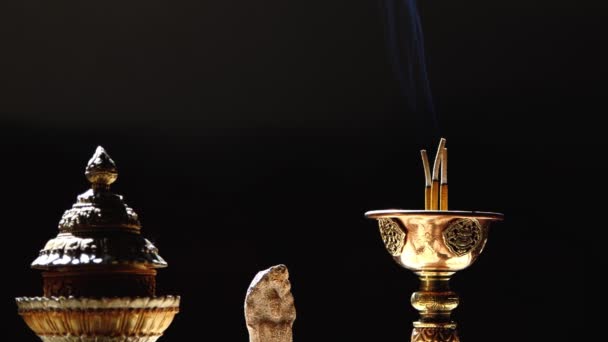 Gros plan de la fumée bleue d'un bâton brûlant se lève lentement dans le temple du Bouddha. Mouvement lent — Video