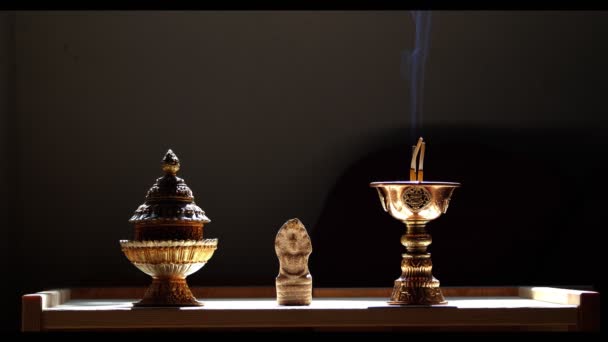 Pequeña estatua de Buda con incensario y palo ardiente. — Vídeos de Stock