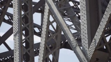 Köprünün metal yapısının bir parçası. Endüstriyel yapı.