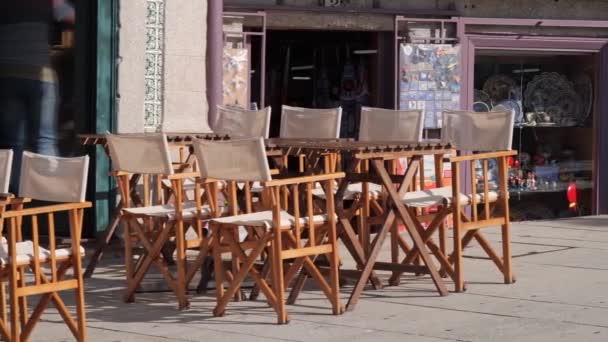 Κενό μπαρ ή εστιατόριο στην Ευρώπη με ξύλινα τραπέζια χωρίς ανθρώπους. Απώλειες μικρών επιχειρήσεων και συνέπειες της πανδημίας Covid-19 — Αρχείο Βίντεο