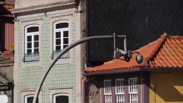 Porto, Portekiz 'in renkli evleri. Eski binaların cephelerinde desenli fayanslar ve geleneksel çatı kiremitleri var.. — Stok video