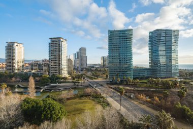Park ve modern yüksek binaların olduğu pahalı bir yer. İspanya, Barcelona 'da denize yakın köşegen Mar bölgesi.