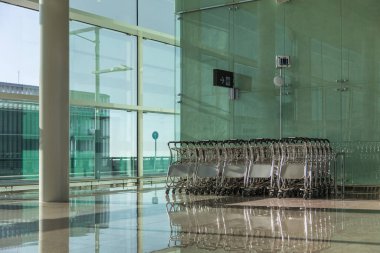 Modern havaalanında bavullar sıra sıra dizilir.