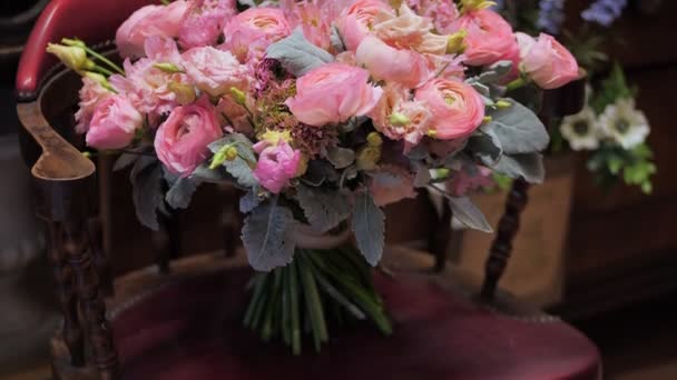 Grande bouquet di tè fresco e rose rosa nel negozio di fiori. Composizione floreale naturale per evento festivo — Video Stock