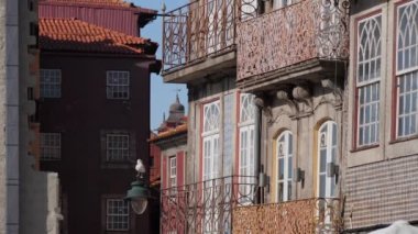Balkonlarda klasik kafesli eski binaların cepheleri. Porto, Portekiz 'in sokakları ve evleri.