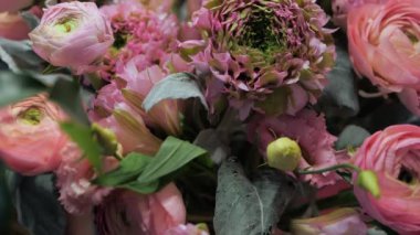 Çiçekçide bir buket çiçeğin yakın çekimi..