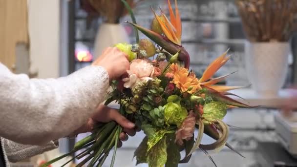花屋で花束を作る花屋、より良い組成のために花を動かす. — ストック動画
