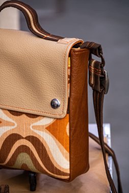 Kahverengi, turuncu ve bej renkli el yapımı deri kadınlar el çantası. Moda ve zanaat konsepti.