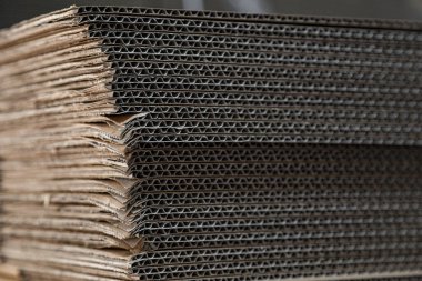 Bir stoktaki yeni katlanmış karton kutuların kapatılması