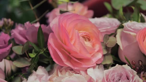 Close-up bruidsboeket met roze rozen in een bloemenwinkel. — Stockvideo