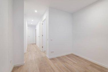 Koridoru diğer odalara çıkan boş beyaz oda. Tadilattan sonra daire.