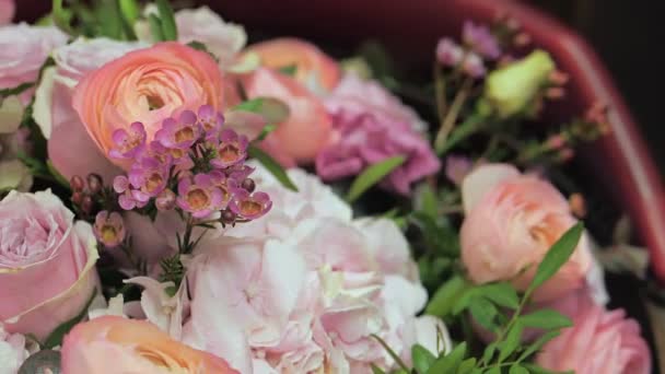 Roze bergheide en rozen in bruidsboeket. Bloemenwinkel bedrijf. — Stockvideo