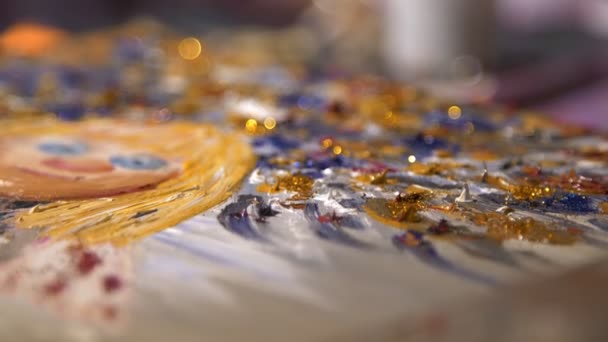 Macro textura de manchas de pintura al óleo de varios colores en un cuadro. Cambio de enfoque selectivo. — Vídeos de Stock