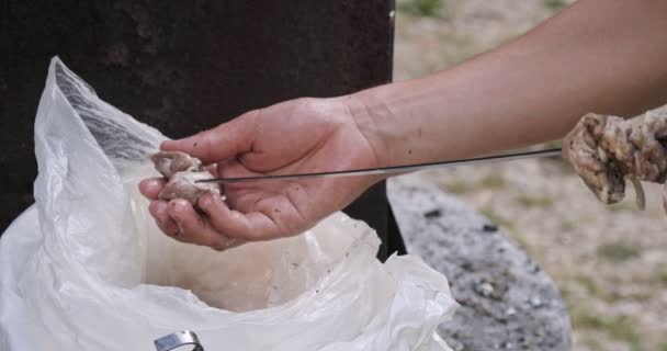 Man stringing raw marinated meat on a skewer for barbecue. Preparing for grilling. — Stockvideo