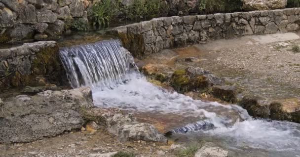 スペインの村の水の源。山から湧き出た清々しい冷たい飲料水. — ストック動画