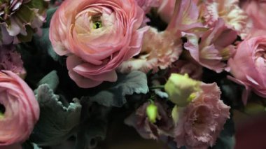 Gelinlerin çiçek buketinde gülün yakın çekimi