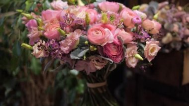 Çiçekçi dükkanında pembe tonlarda karışık çiçekler. Güzel, taze bir buket. Çiçek teslimatı