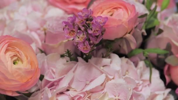 Gros plan du bouquet avec des roses roses et des fleurs de bruyère de montagne — Video