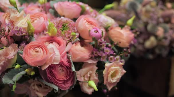 在花店里把粉红色的花束混合在一起。漂亮的新鲜花束. — 图库视频影像