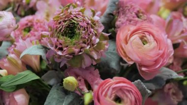 Bir buket gül çiçeği ve diğer yeşillikler. Seçici odak.