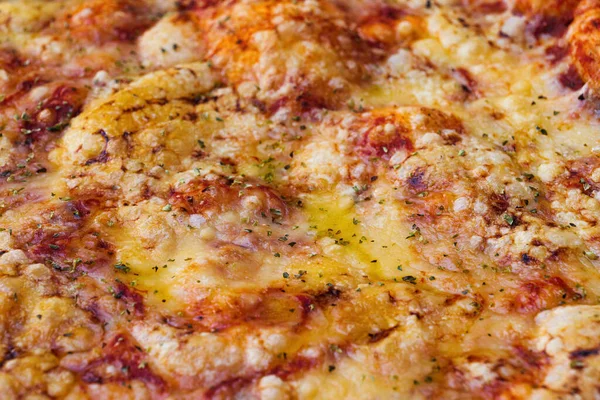 Zbliżenie pizzy z serem i oregano. Makro shot pysznych produktów. — Zdjęcie stockowe
