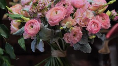 Çiçekçide çok renkli bir buket karışık gül ve diğer çiçekler..