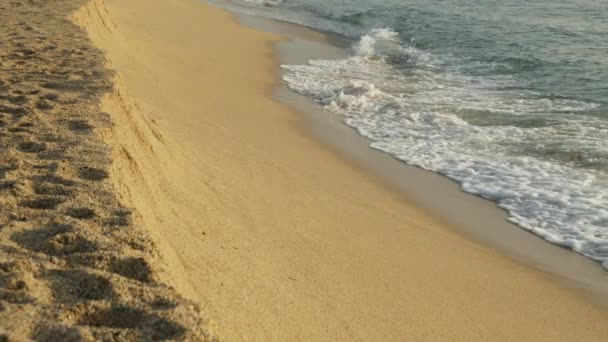 地中海海浪带着海滩的边缘.清晨美丽的平静的海浪和沙滩。西班牙夏至日落 — 图库视频影像