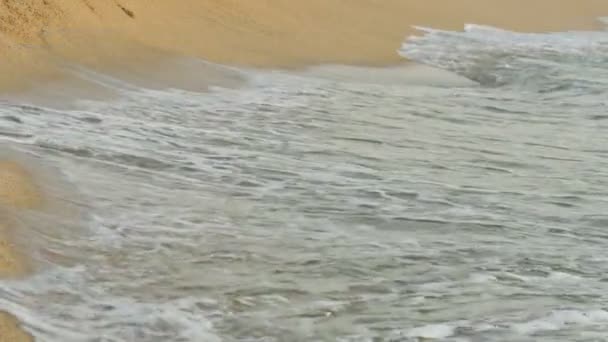 Denizin dalgaları yavaşça kumsalın kumlu sahillerinde yuvarlanıyor. — Stok video