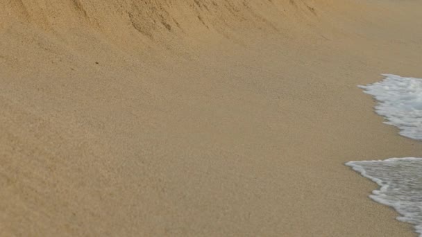 Vedere de valuri de mare frumoase sparge pe plaja de nisip galben — Videoclip de stoc