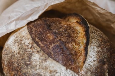 Ekmeği yakından çek. Dükkandaki ekmek paketinin içinde. Tahıl yüzey dokusu.