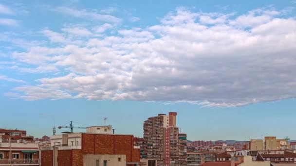 Timelapse zleva doprava panoramatický výhled z Badalony do Barcelony, střechy a mraky procházející v letní den. Španělsko. — Stock video